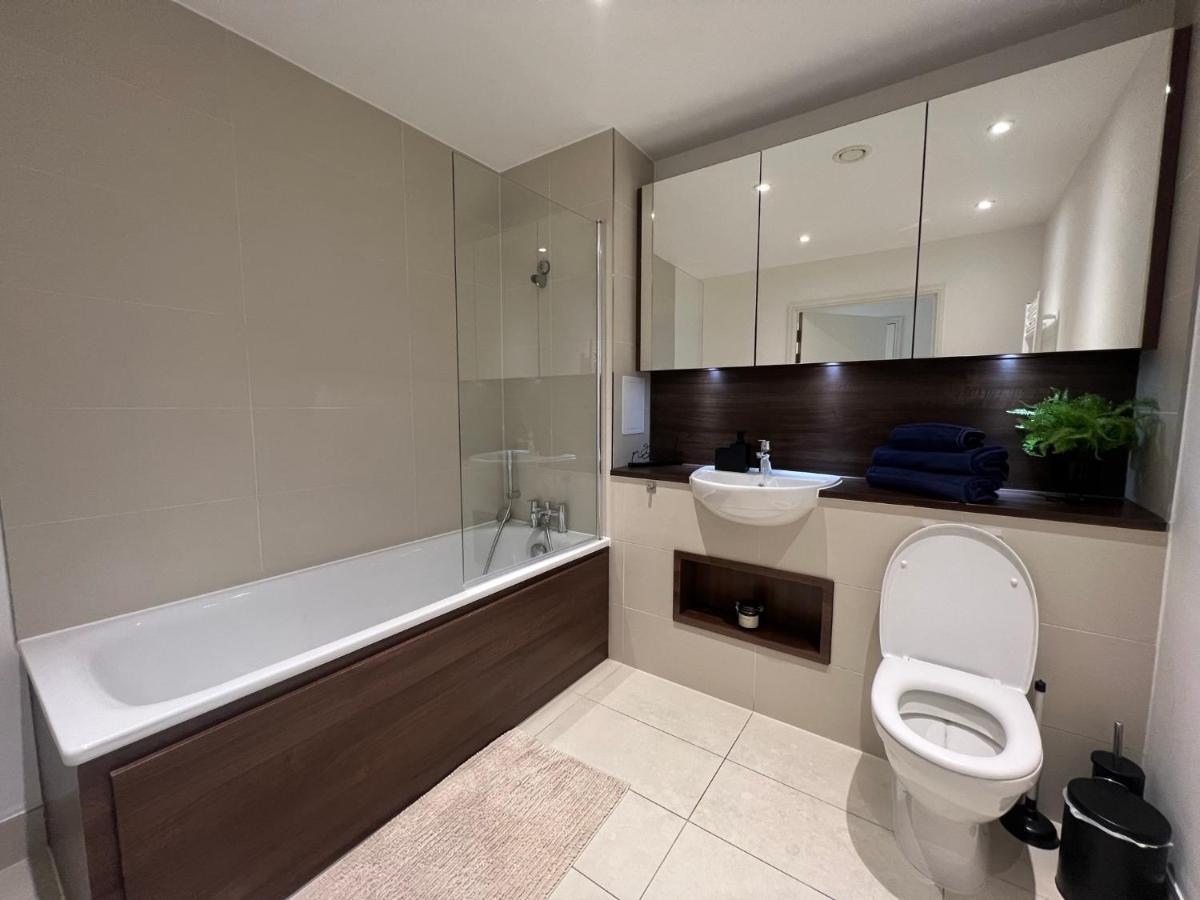 Modern 2Br 2Ba Apt Wparking Sleeps 6 Comfortably London Bagian luar foto