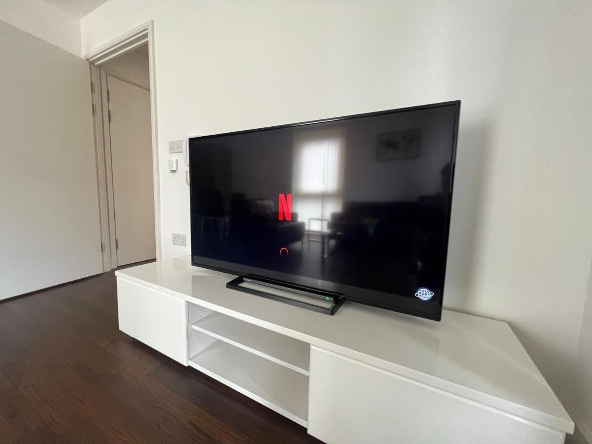 Modern 2Br 2Ba Apt Wparking Sleeps 6 Comfortably London Bagian luar foto