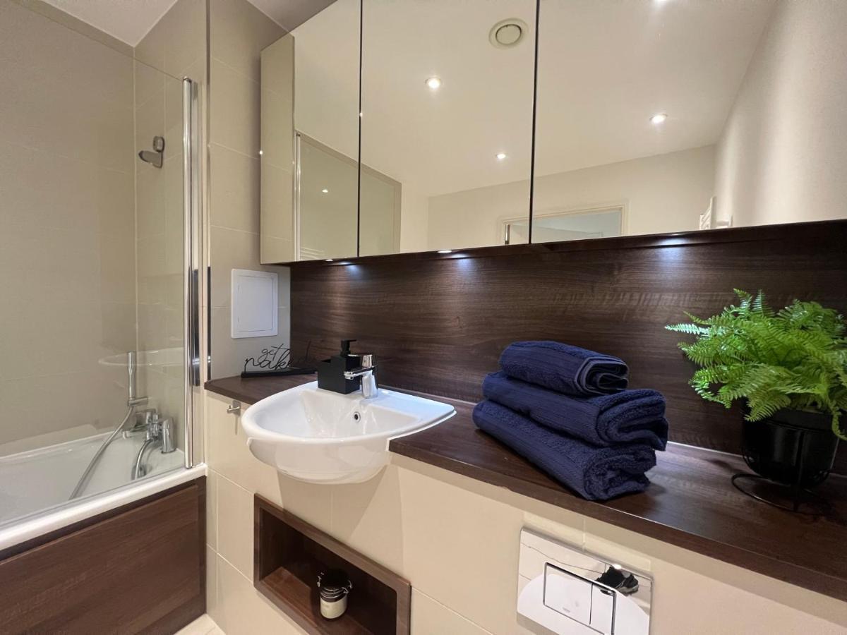Modern 2Br 2Ba Apt Wparking Sleeps 6 Comfortably London Bagian luar foto