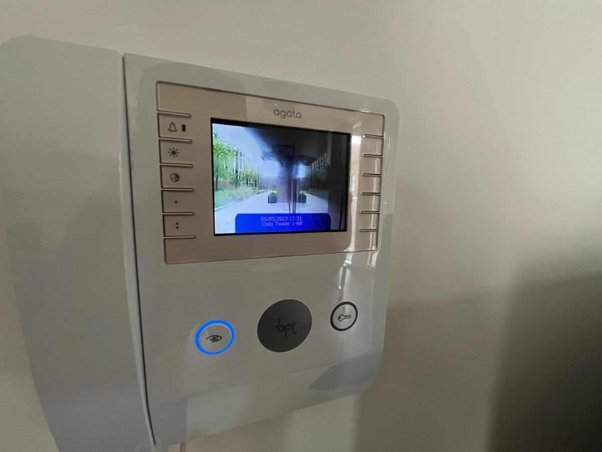 Modern 2Br 2Ba Apt Wparking Sleeps 6 Comfortably London Bagian luar foto