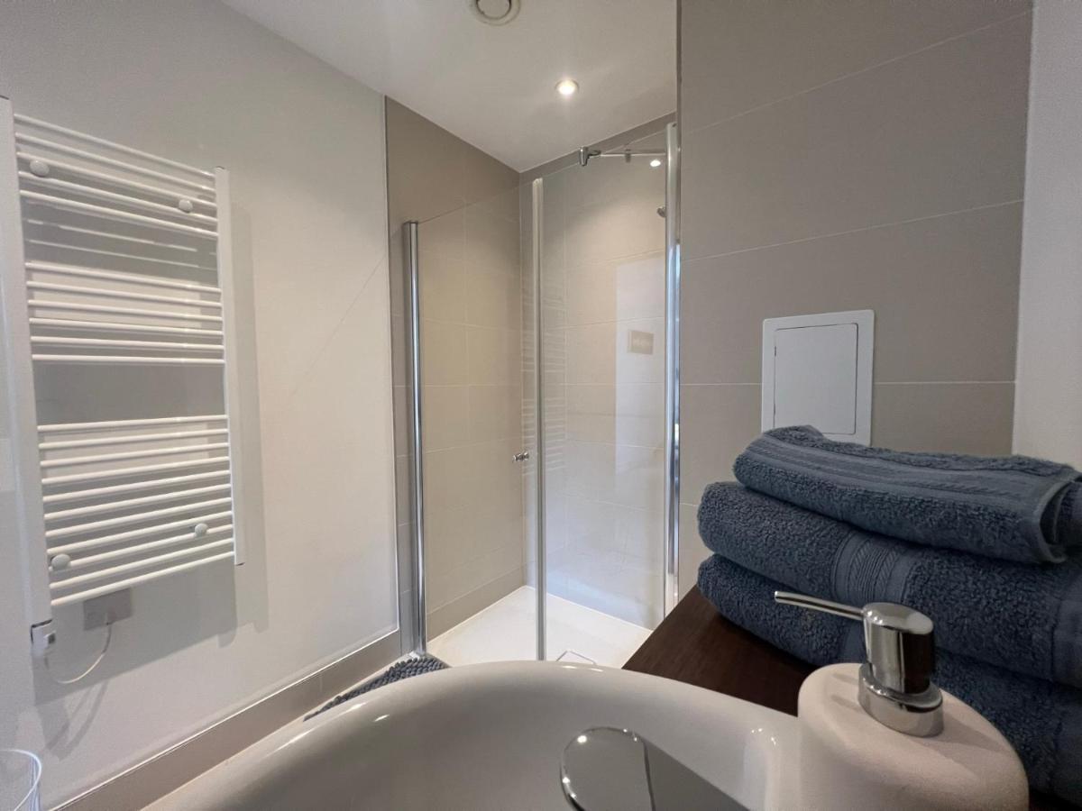 Modern 2Br 2Ba Apt Wparking Sleeps 6 Comfortably London Bagian luar foto